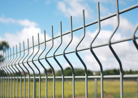 PVC beschichtet 50 * 200mm Mesh Loch Dreieckszaun für Flughafen OEM