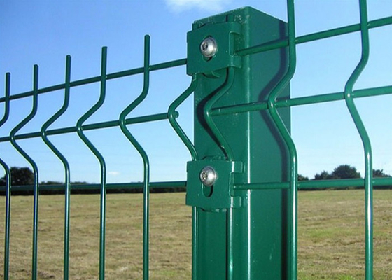 Hot Dip Galvanisiertes Dreieck-Biegungszaun 3,5 mm Draht Durchmesser Sicherheit Niedrigkohlenstoffstahl Probe kostenlos