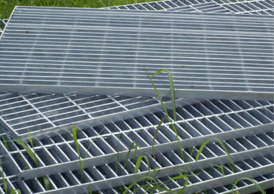 ISO9001 zackte flaches galvanisiertes Stahlgehweg-kratzendes Metallfahrstraßen-Abfluss Soem