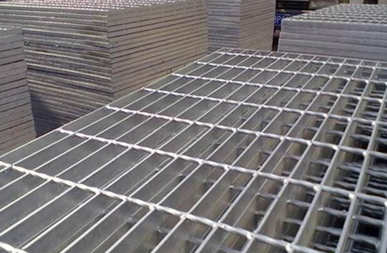 Gezacktes galvanisiertes Rebar-Gitter drückte 32*5mm Treppen-Schritt-Gitter
