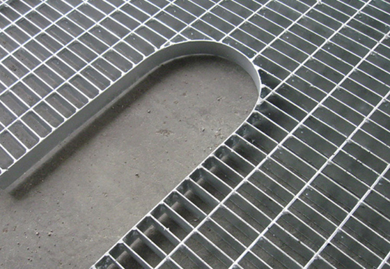 Q235 HDG Galvanisiertes Stahlgitter für Fußgängerwege 1,2*1,8m 30*5mm