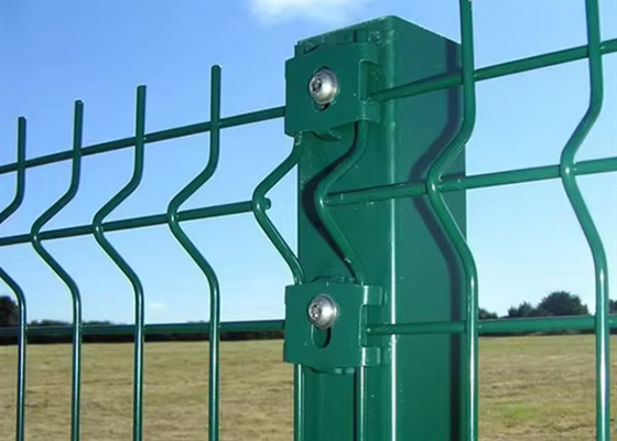 Galvanisierter 3D-Gekrümmter V-Bogen Schweißdrahtnetz Dreieckszaun für die Sicherheit