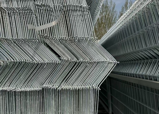 Dreieckszaun-Panel. Galvanisierter Stahl, einfache Installation.