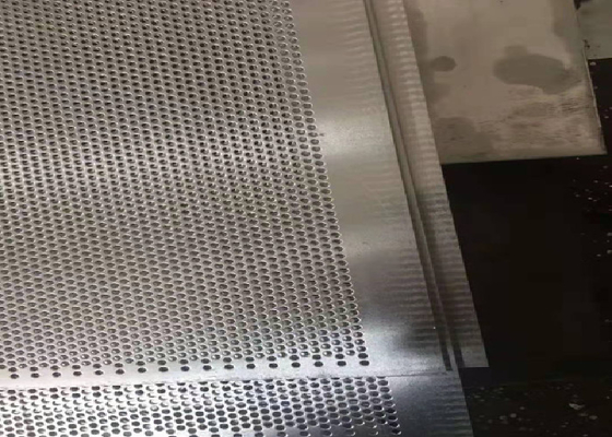 Hochpräzisionsperforiertes Drahtnetz. Langlebiger Stahl, Filtration, Lüftungslöcher.