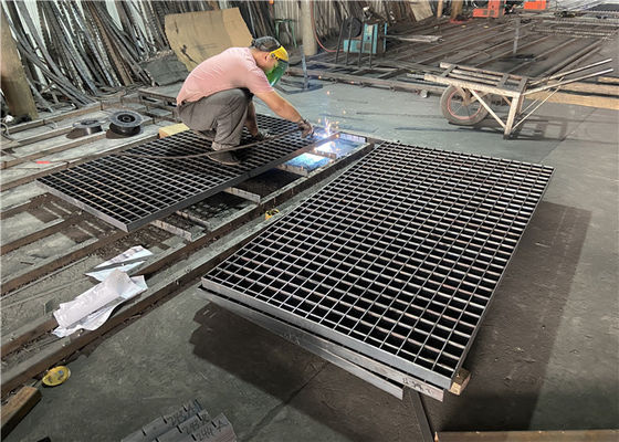 Die galvanisierte zugeschlossene Presse schweißte 0.3mm Gehweg-Stahlgitter für Maschinerie-Anlage