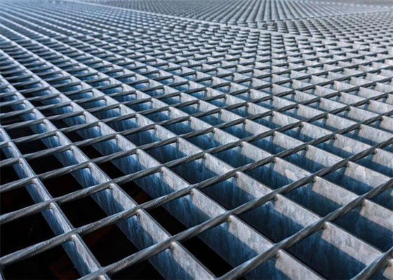 Kohlenstoffarme Stahlebene/gezackte Art 0.8mm Stahlgehweg-Gitter für Gebäude