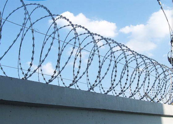Kohlenstoffarmer Stahlrasiermesser-Stacheldraht-Ziehharmonika-Spulen-Durchmesser 500mm verhindern Diebstahl